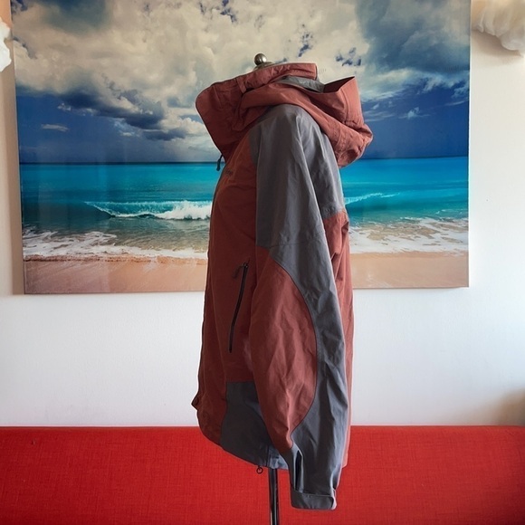 Marmot mens or women’s windbreaker jacket red and grey in color With pockets - Picture 3 of 11